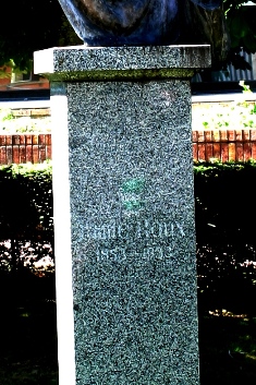 Émile Roux's monument, Institut Pasteur, Paris (3).JPG